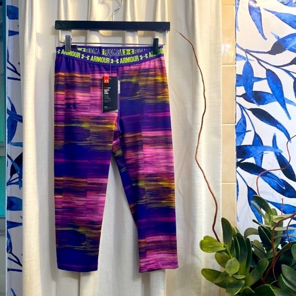 NWT Girl’s Under Armour Heat Gear Printed Capri Fitted Purple & Pink Leggings